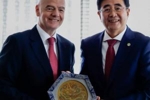 因凡蒂诺在温哥华会见足协主席宋凯，后者友好赠送&ldquo;龙&rdquo;元素礼物